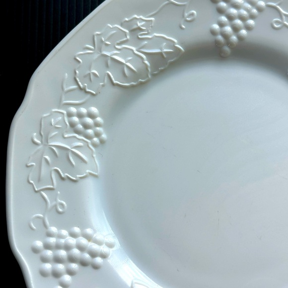 VTG Colony Harvest Grape White Milk Glass Replacement 8” Luncheon Salad Plate - Picture 2 of 5